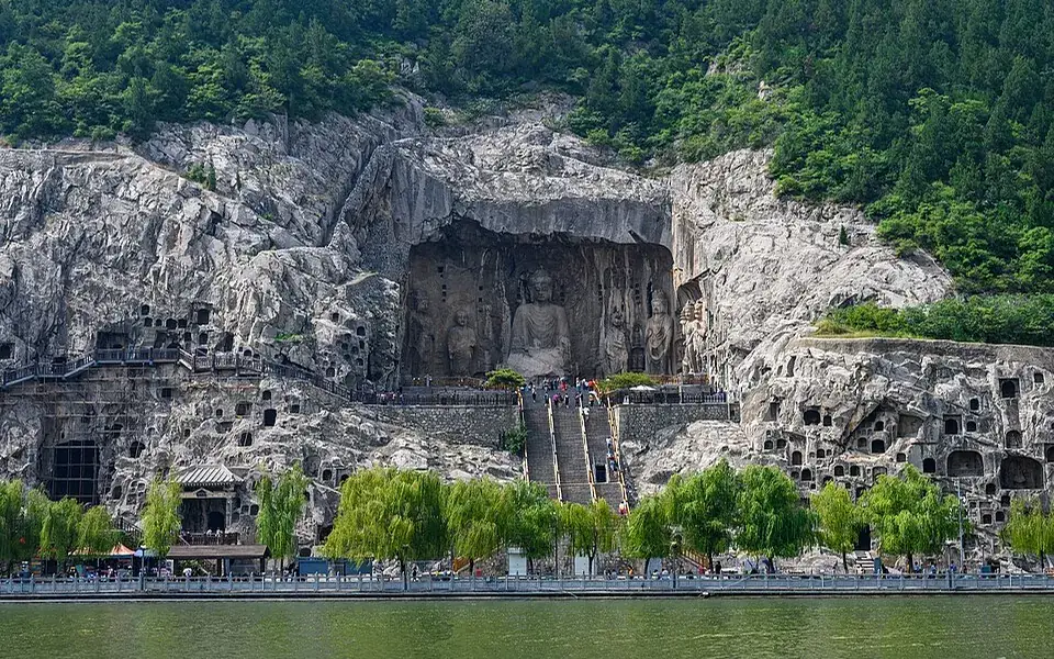 Illustration: Longmen Grottoes