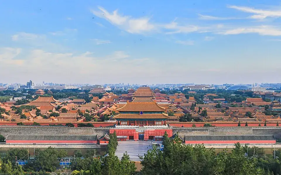 A palace axis organized ceremony and space