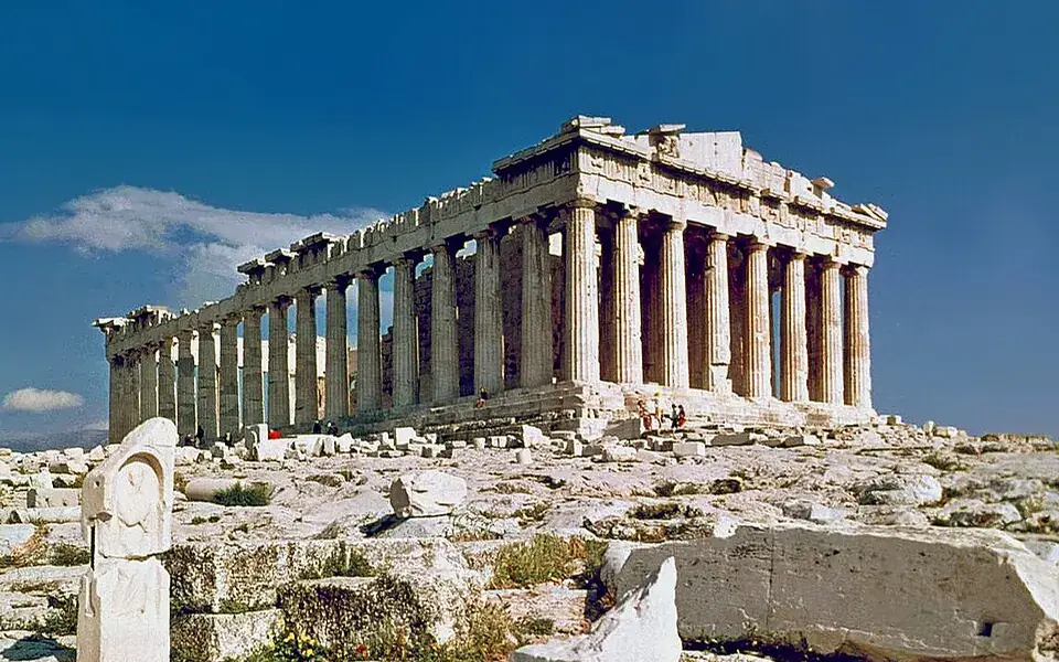 The Parthenon's columns are not perfectly straight