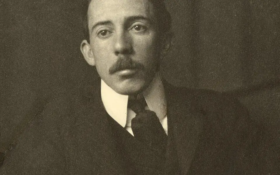 A Brazilian aviator flew above Paris in balloons and early airplanes